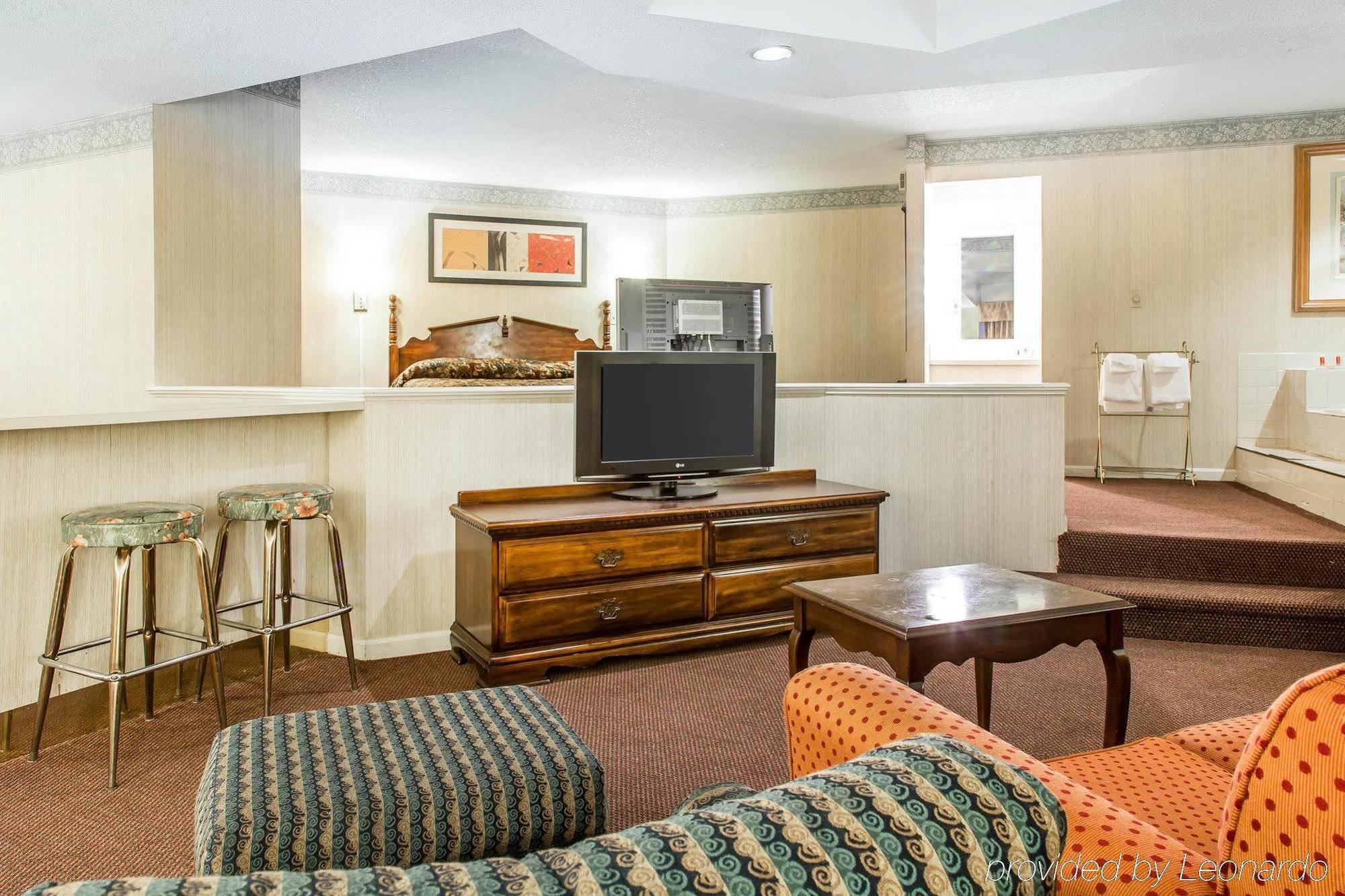 Econo Lodge Inn & Suites 그로튼 외부 사진