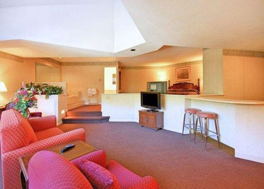Econo Lodge Inn & Suites 그로튼 객실 사진