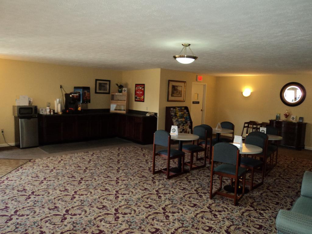 Econo Lodge Inn & Suites 그로튼 외부 사진